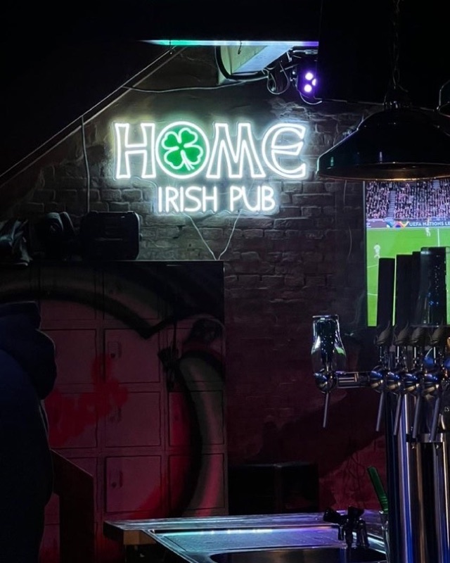 Hetzelfde LED sign zoals het nu echt hangt in Home Irish Pub, boven de tap