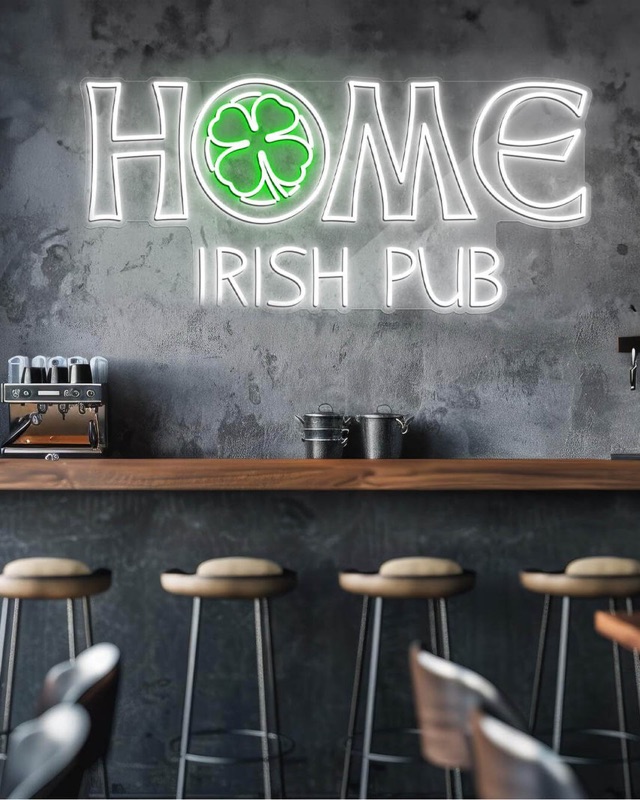 Ons ontwerp voor Home Irish Pub: het logo als LED sign op een betonnen muur boven een bar