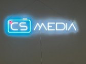 Het LED sign van CS Media aan de kantoormuur